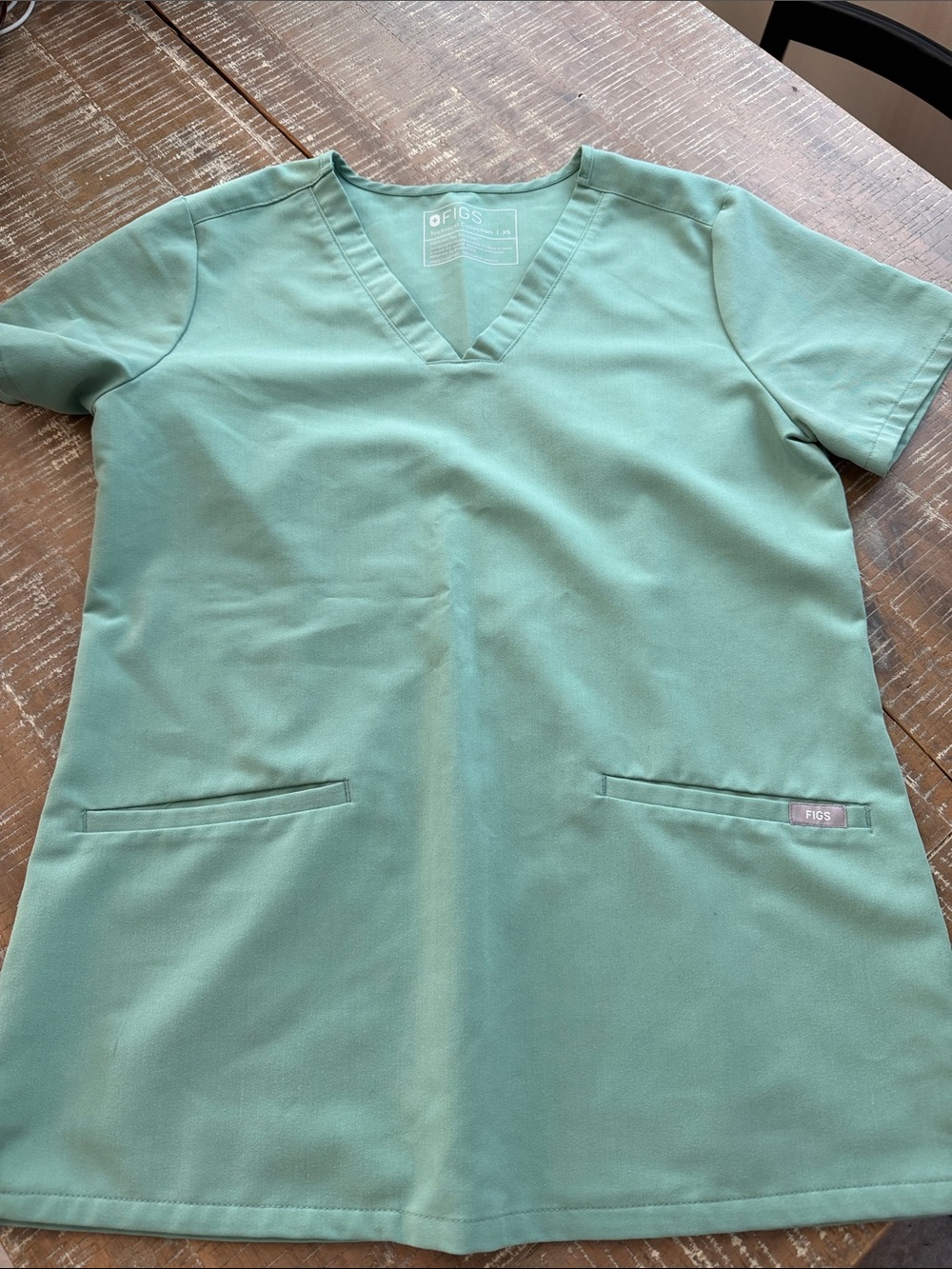 Figs Women's V-Neck Scrub Top in Mint